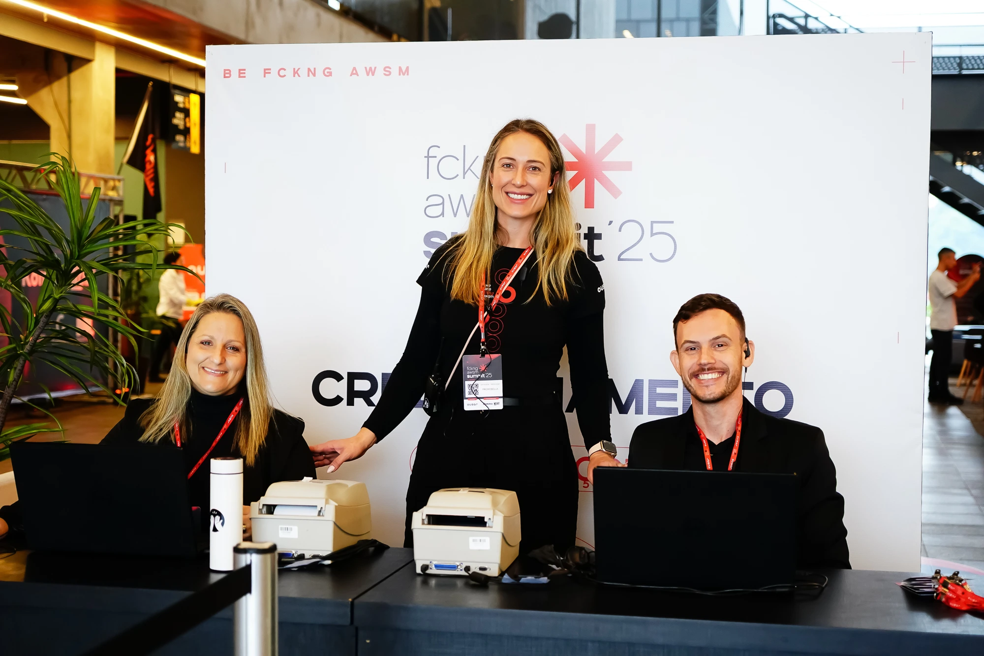 Espaço para palestra com cadeiras e painel