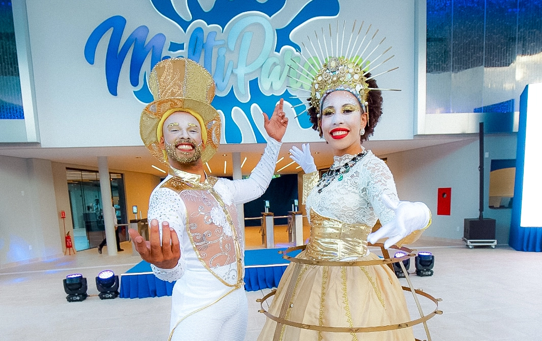 Espaço para palestra com cadeiras e painel