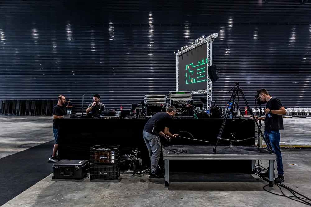 Espaço para palestra com cadeiras e painel