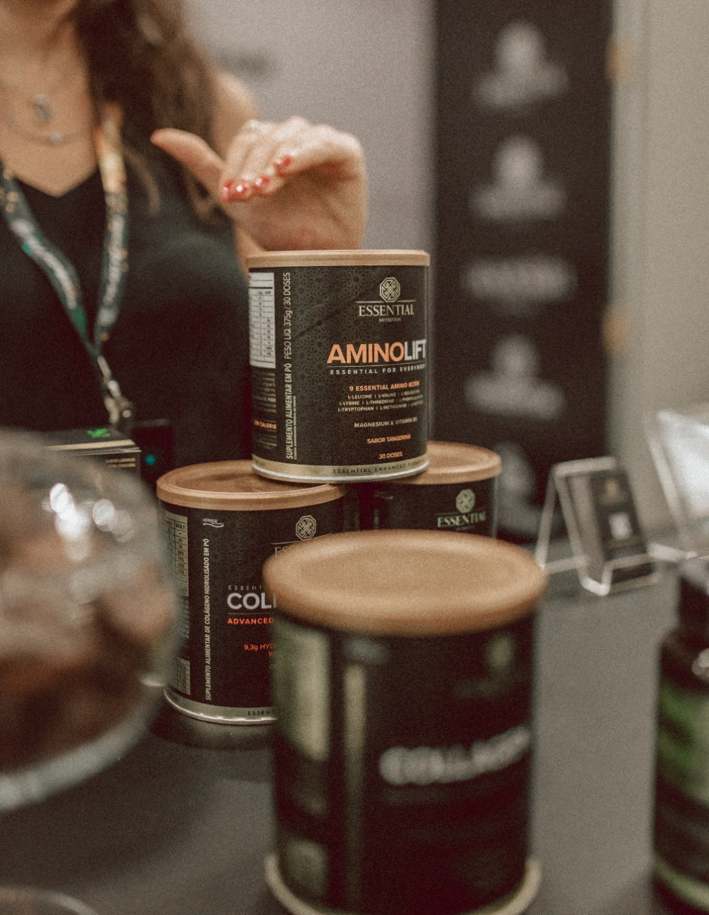 Espaço para palestra com cadeiras e painel