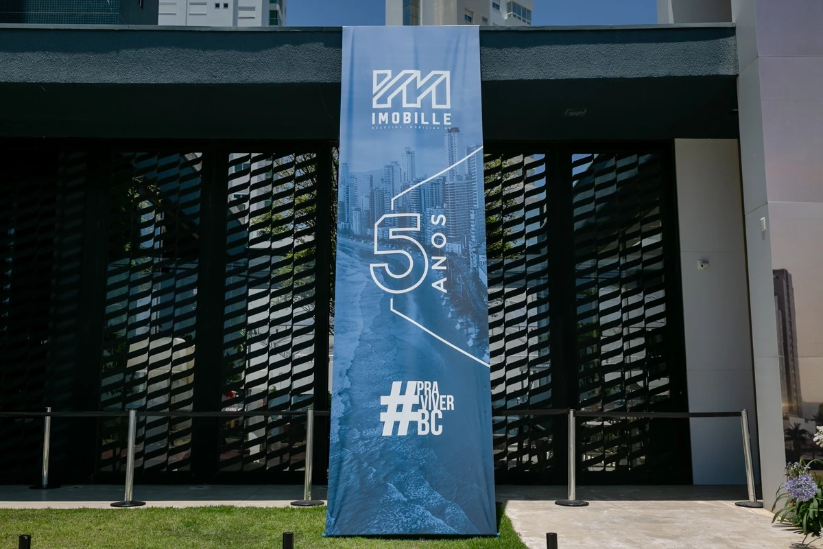 Espaço para palestra com cadeiras e painel