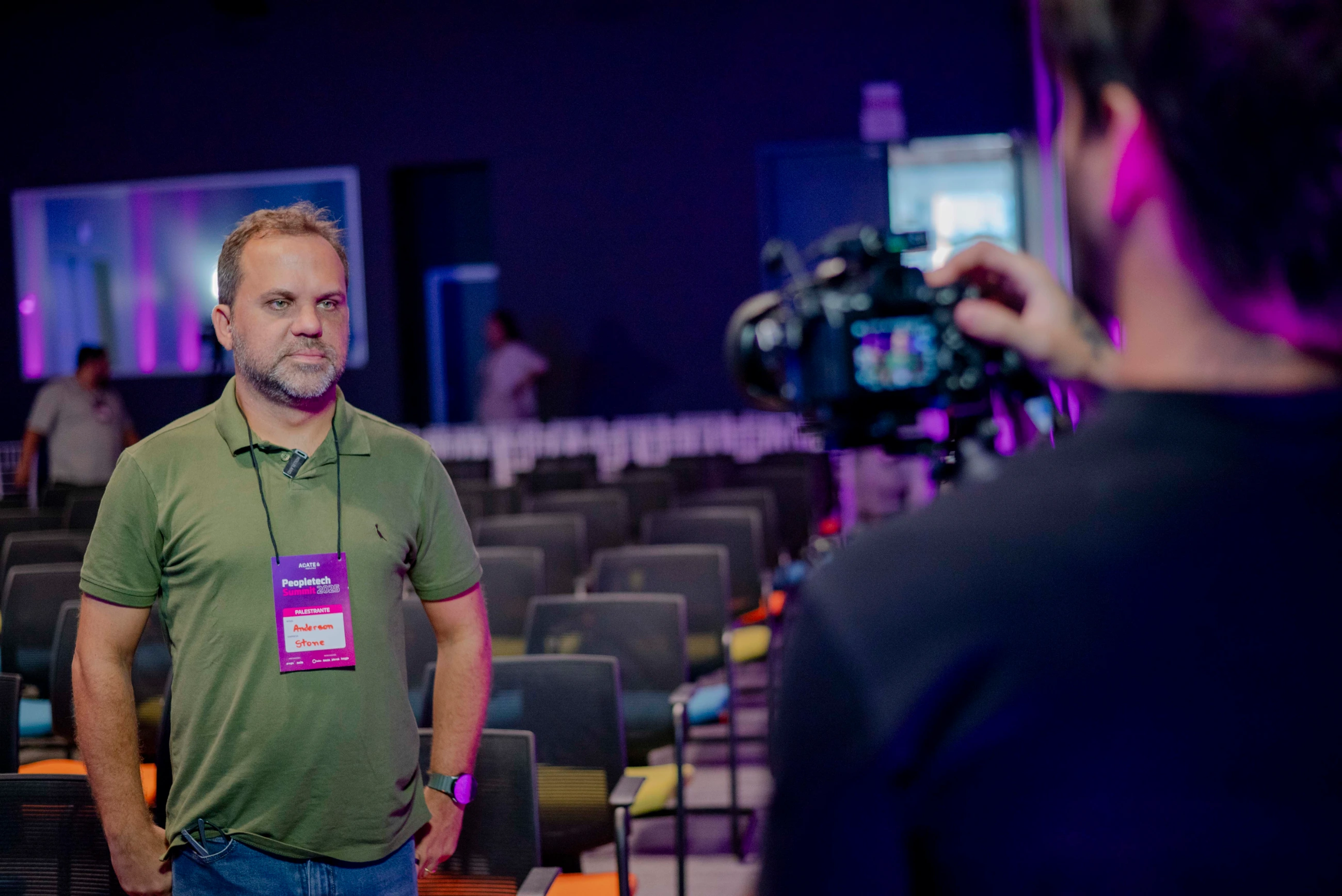 Espaço para palestra com cadeiras e painel